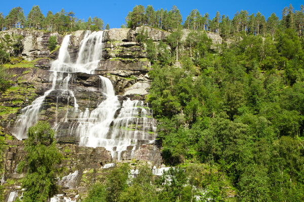 Водопады Твиндефоссена вблизи Восса в Норвегии
