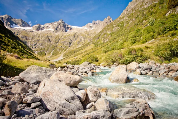 Rychlý proud ve švýcarských Alpách, horský průsmyk, sustenpass — Stock fotografie