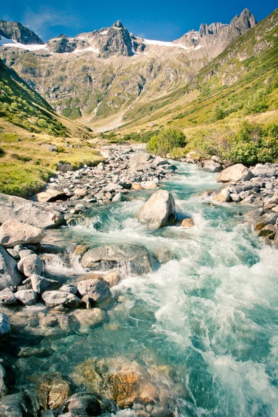 Snelle stroom in de Zwitserse Alpen, bergpas, sustenpass — Stockfoto