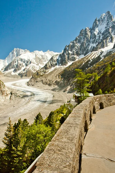 Nézd, a Francia-Alpokra, a Mer de Glace-gleccser, a tengeri jég — Stock Fotó