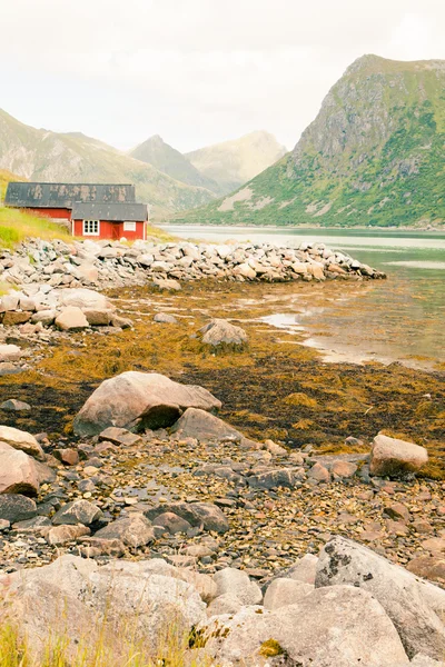 Maison en bois dans les montagnes — Photo