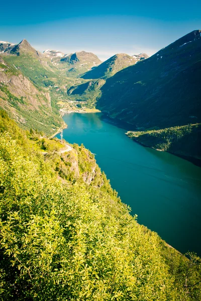 Hermosa vista a los fiordos en Noruega, Geirangerfjord y Dalsnibba montaña —  Fotos de Stock