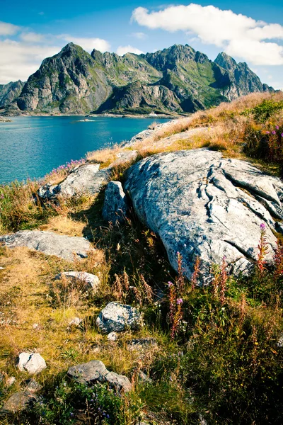 Pohled na hory v Norsko, Lofoty, henningsvaer — Stock fotografie