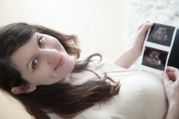 Pregnant woman with her baby scan — Stock Photo, Image