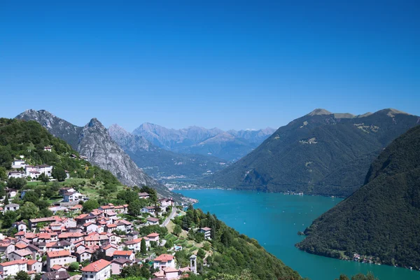 Lugano città con vista lago Lugano e montagne — Foto Stock