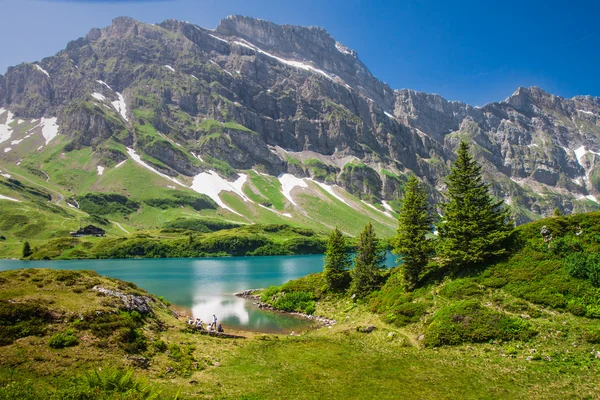 Wandelen rond truebsee meer in Zwitserse Alpen, engelberg, Centraal Zwitserland — Stockfoto