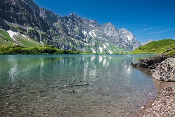 Wandelen rond truebsee meer in Zwitserse Alpen, engelberg, Centraal Zwitserland — Stockfoto