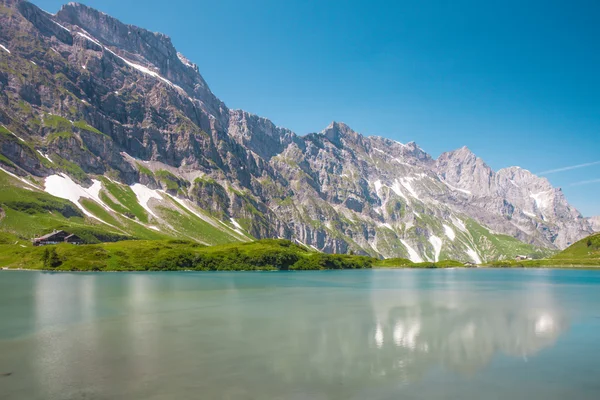 Senderismo alrededor del lago Truebsee en los Alpes Suizos, Engelberg, Suiza Central —  Fotos de Stock