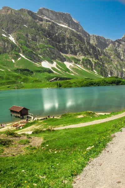 Caminhadas ao redor do lago Truebsee em Alpes Suíços, Engelberg, Suíça Central — Fotografia de Stock