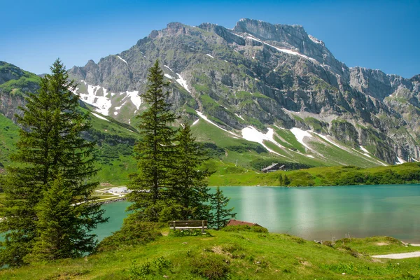 Pěší výlet kolem truebsee jezera ve švýcarských Alpách, engelberg, Švýcarsko střední — Stock fotografie