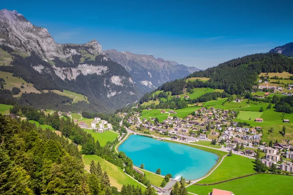 Pohled do Engelbergu se eugenisee jezero pod horou mt. titlis, Švýcarsko — Stock fotografie