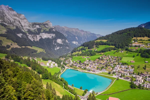 Vista para Engelberg com o lago Eugenisee sob o Mt. Titlis, Suíça — Fotografia de Stock