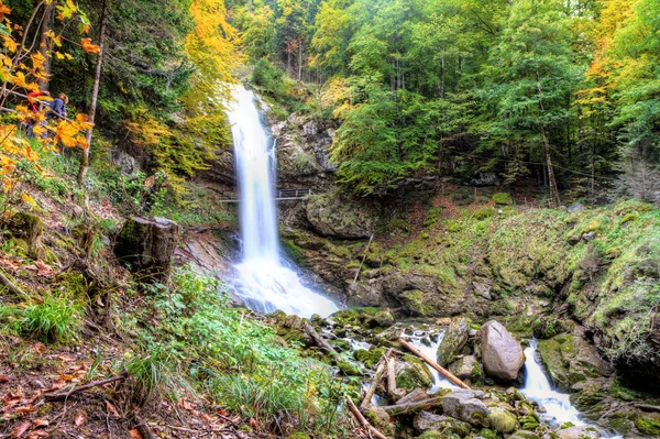 Cascate di Giessbach in autunno vicino Brienz, Altopiani di Berner, Svizzera — Foto Stock