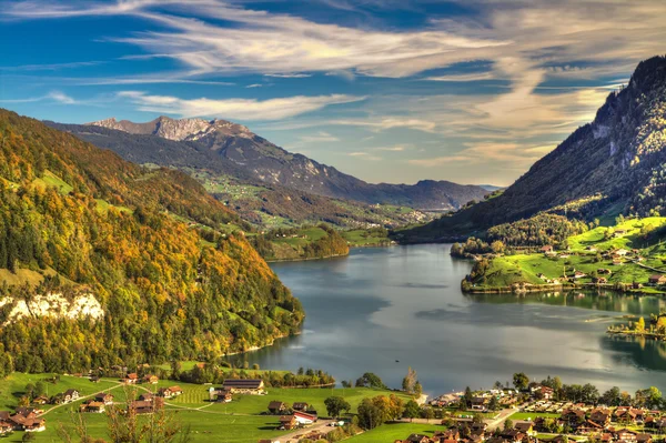 在美丽的秋天天气，obwalden，瑞士，hdr 中湖 lungern 谷从 brunig 传递 — 图库照片