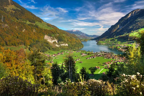 Valle del Lago Lungern dal Passo Brunig con bel tempo autunnale, Obwalden, Svizzera, HDR — Foto Stock