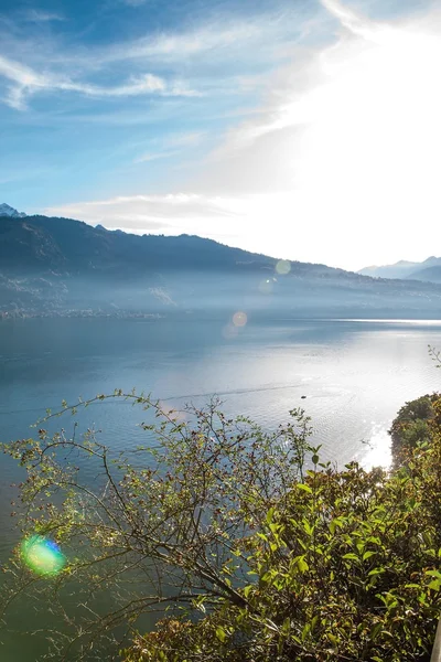 Vista al lago Brienz en otoño hermoso clima, Bernese Highlands, Suiza, HDR — Foto de Stock