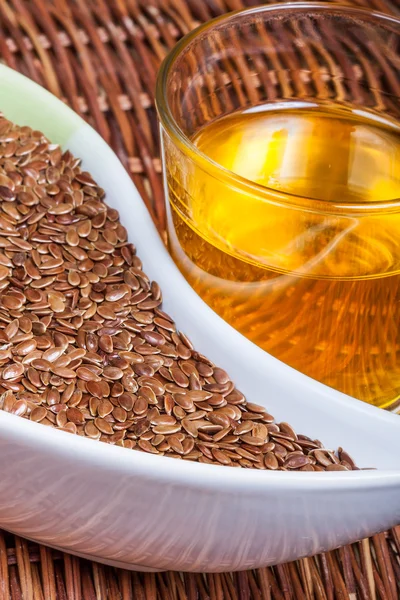 Linseeds (flax seeds) with linseed oil — Stock Photo, Image
