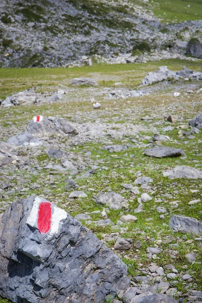 Señalización de senderos dibujados sobre las rocas — Foto de Stock