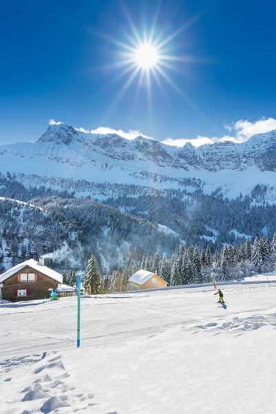 Dítě učí, lyžování ve švýcarských Alpách - ski areál Klewenalp během krásného slunečného dne, střední Švýcarsko — Stock fotografie