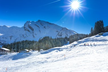 Kayak ve klewenalp Kayak İsviçre Alpleri'nde merkezinde sledging insanlar