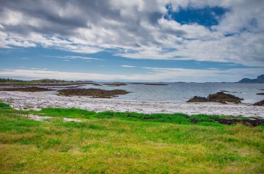 güzel manzara fiyort ve Kuzey Norveç dağlarında