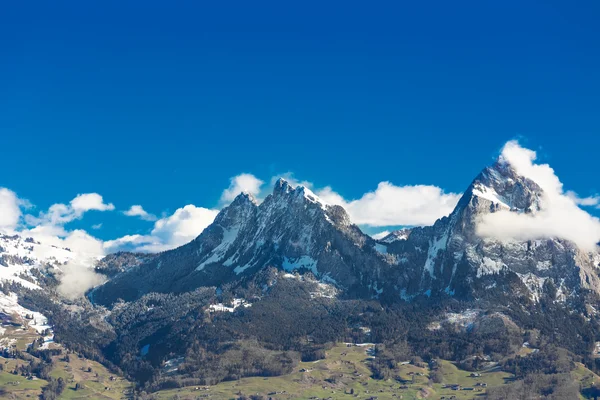 Pohled na grosser und kleiner Mythenského z klewenalp lyžařského střediska, střední Švýcarsko — Stock fotografie