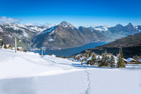 Visa grosser, kleiner mythen, Vierwaldstättersjön och rigi från klewenalp ski resort, centrala Schweiz — Stockfoto