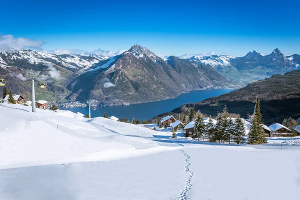 Nézd grosser, a kleiner mythen, a Luzerni-tó és a rigi Klewenalp hegyek ski Resort, Közép-Svájc — Stock Fotó