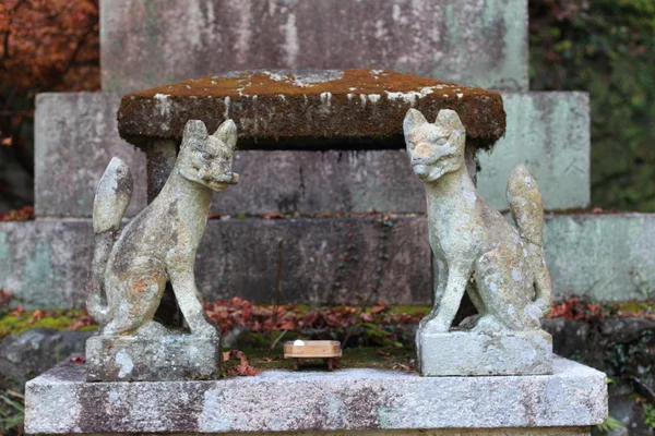 Chien gardien sculpté en pierre au Japon — Photo