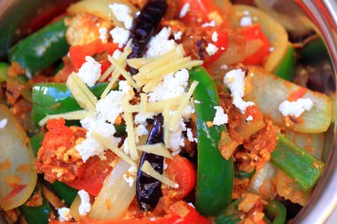 Kuzey Hint gümüş tabakta sebze köri