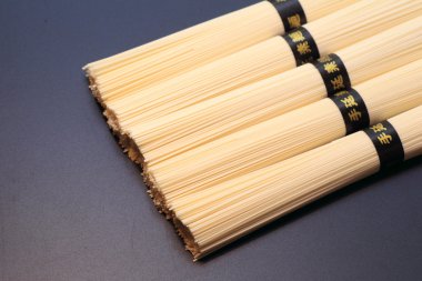 vermicellifine noodle (siyah arka plan), Japonya