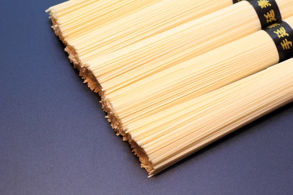 Tagliatelle vermicellifine (sfondo nero) in Giappone — Foto Stock