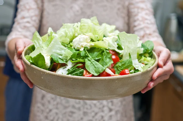 Mulher servindo salada — Fotografia de Stock