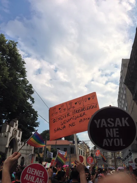 Gay pride in istiklal street,istanbul — Stock Photo, Image