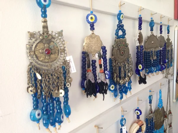 Bijoux en argent dans la boutique — Photo