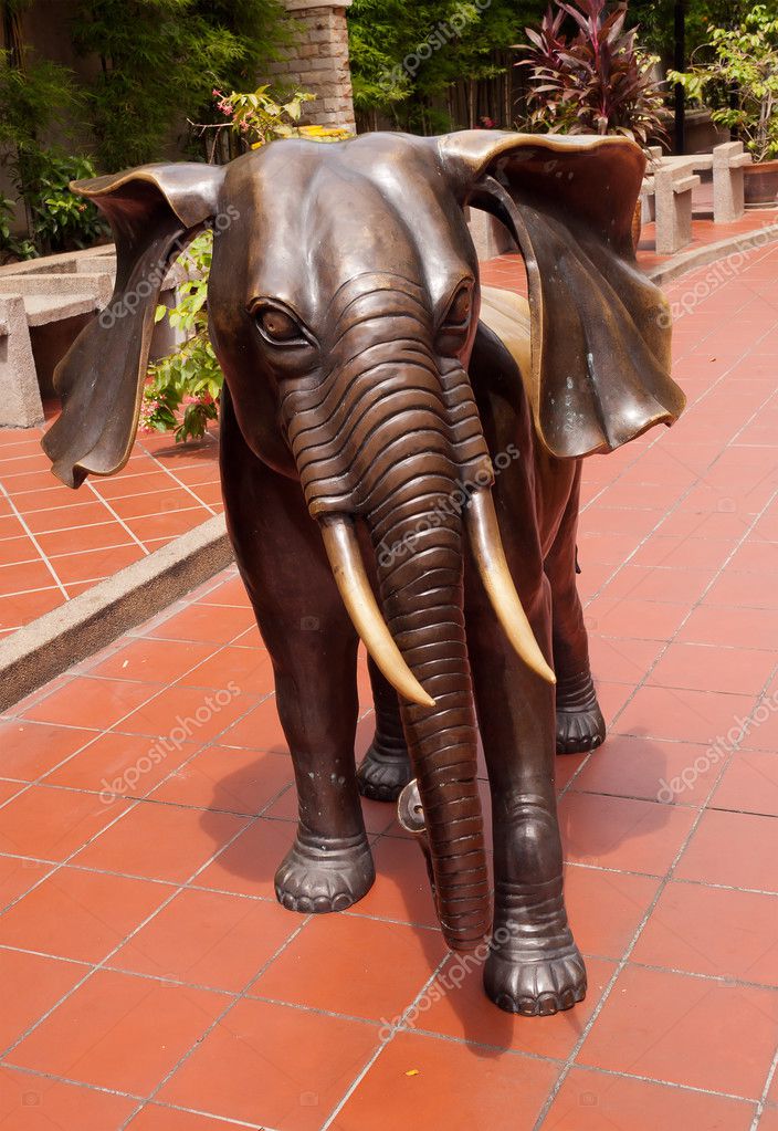 escultura del elefante — Foto editorial de stock © ElenaOdareeva #46363457