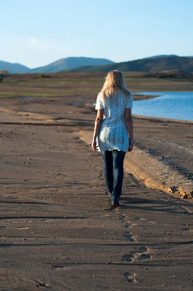 Ragazza triste sulla spiaggia — Foto Stock