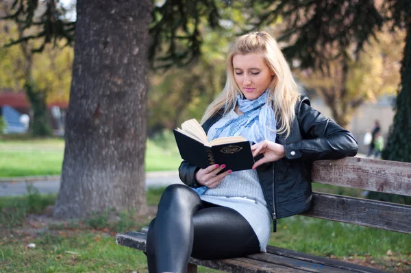 Девушка с книгой в парке — стоковое фото