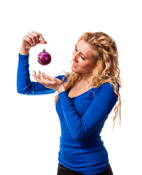 Jonge vrouw bedrijf decoratieve bal — Stockfoto