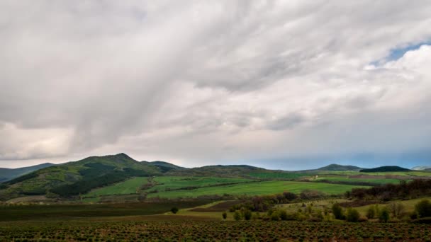 Wolken in de bergen — Stockvideo