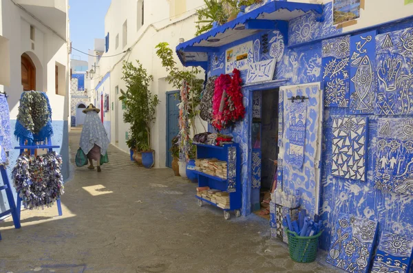 Kvinna gå på gatorna i asilah — Stockfoto