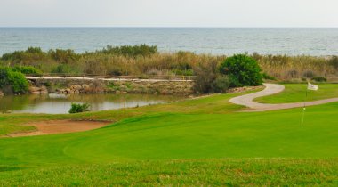 Golf delik deniz yanında