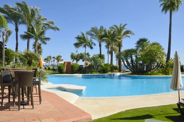 Piscina blu vicino al mare — Foto Stock