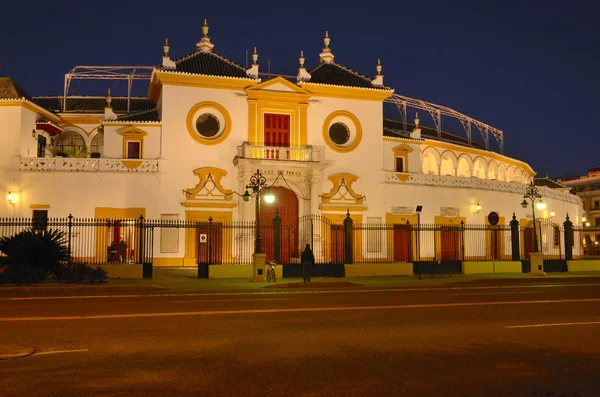 Stierkampfarena in Sevilla bei Nacht — Stockfoto