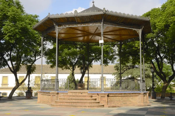 Quiosque no caminho do parque — Fotografia de Stock