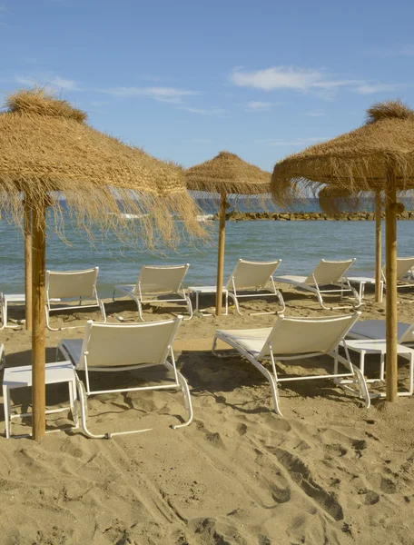 Rangée de chaises longues blanches — Photo