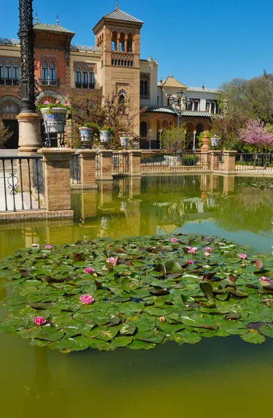 Rybník před mudejarskou pavilon, Sevilla, Španělsko — Stock fotografie