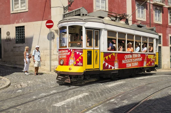 Spårvagn genom Lissabon gatan — Stockfoto