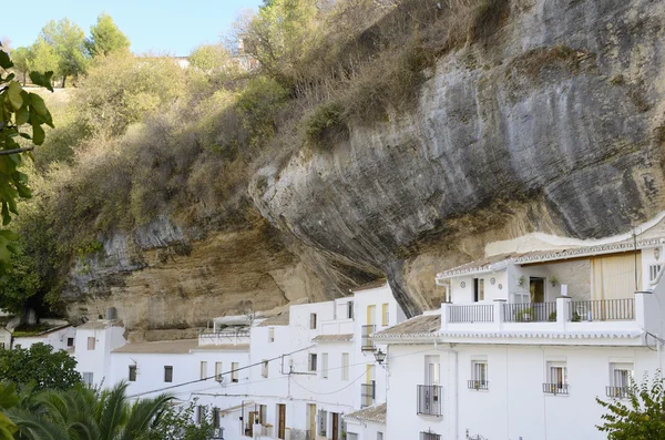 Huizen gebouwd in de rotswanden — Stockfoto