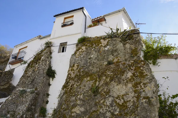 Casa construída sobre a rocha — Fotografia de Stock